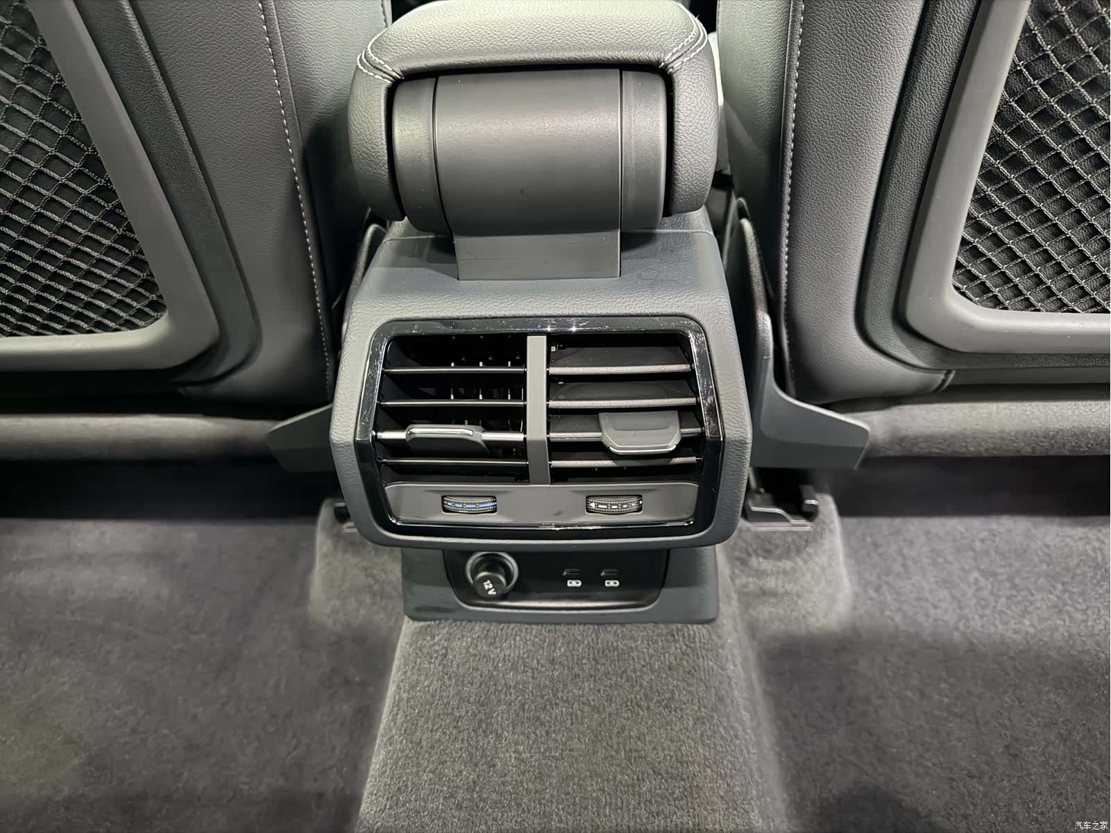 Audi Q3, 2022 11