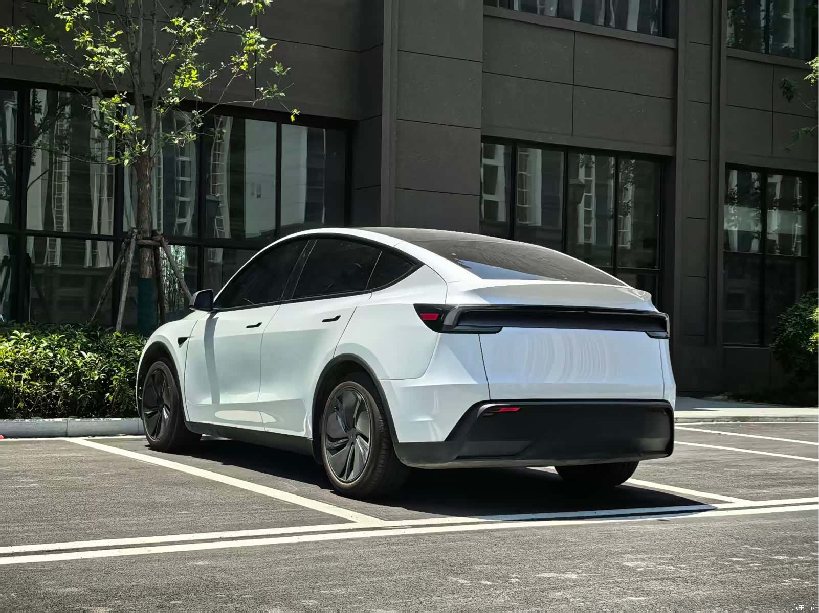 Tesla Model Y, 2025 7