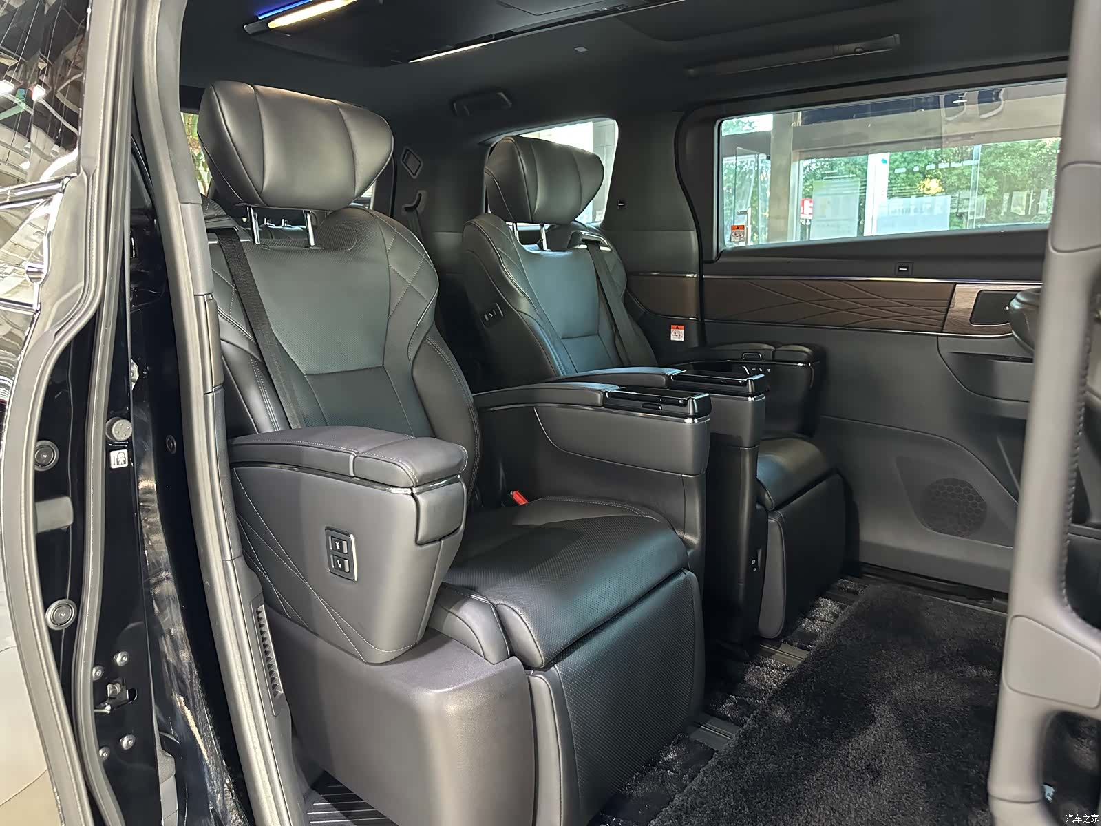 Toyota Vellfire, 2024 14