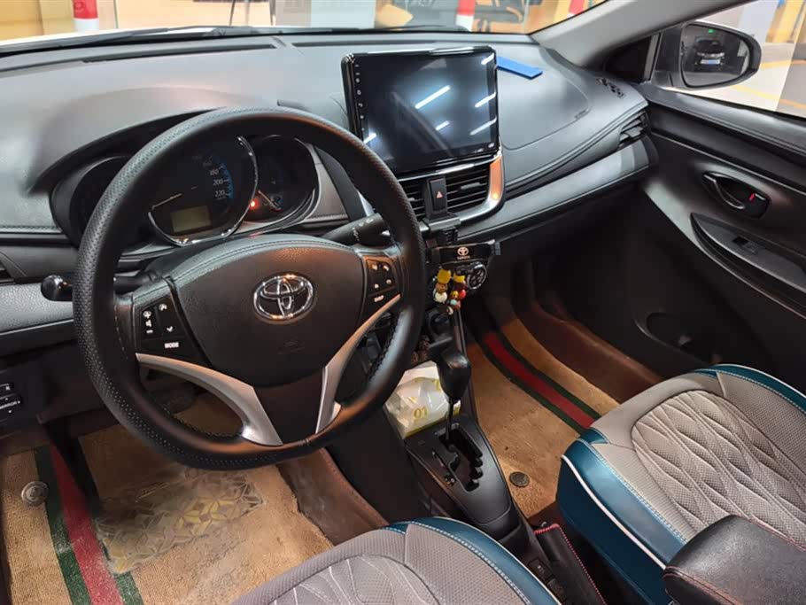 Toyota YARiS L to enjoy