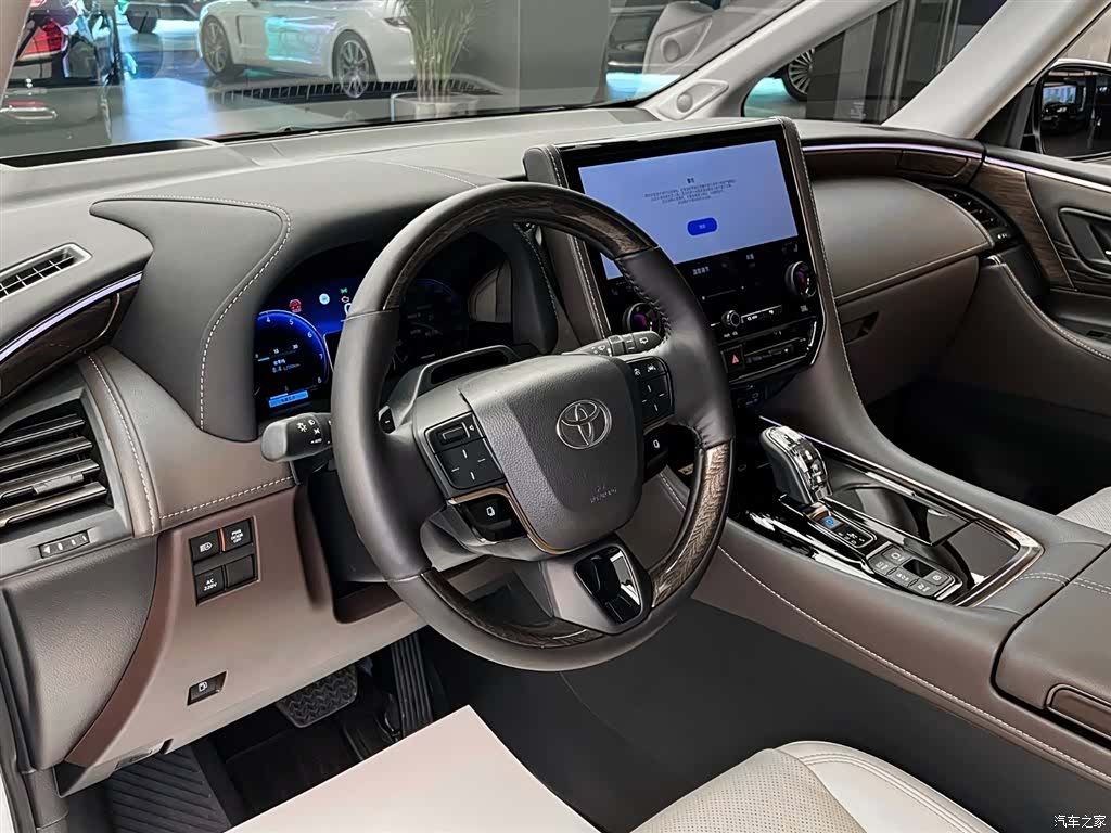 Toyota Alphard, 2025 6