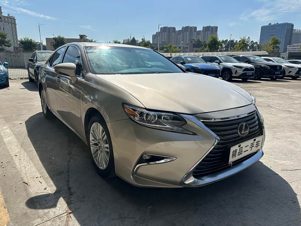 Lexus ES