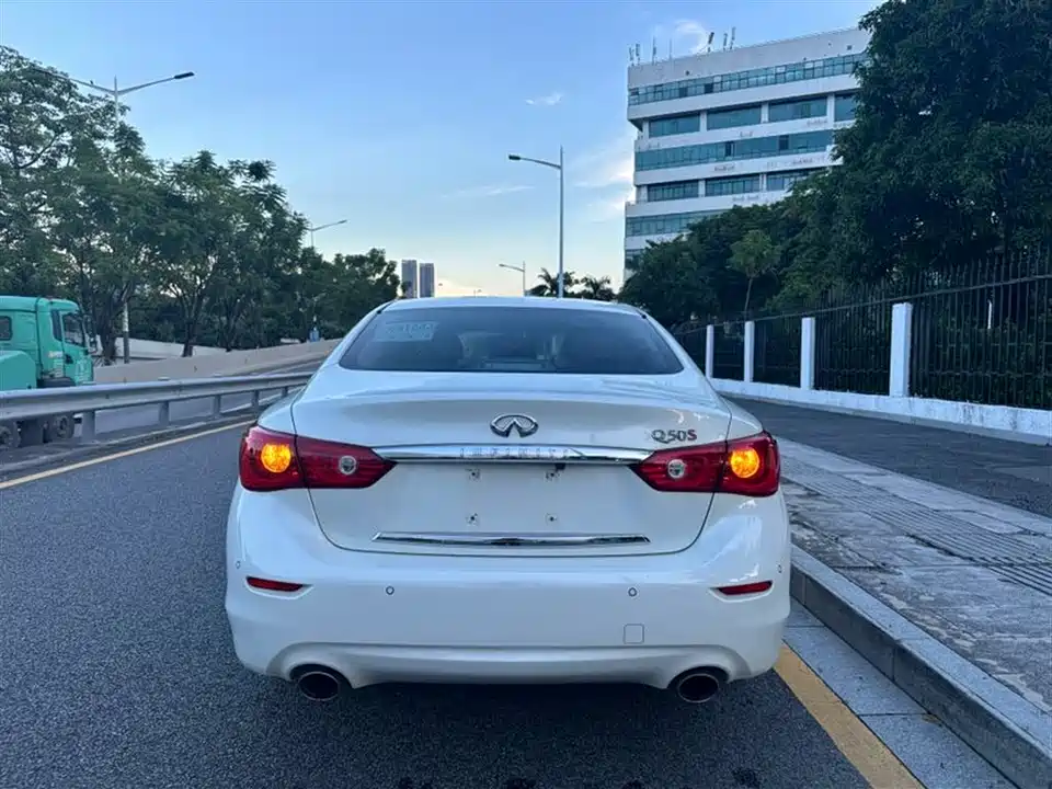Infiniti Q50L