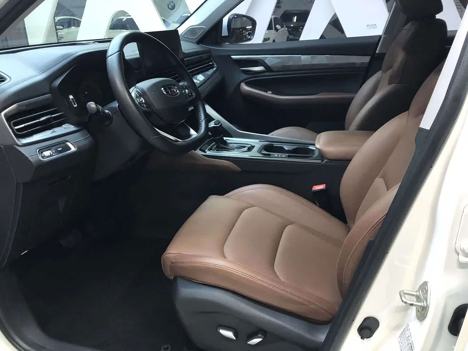 Geely X6, 2022 13