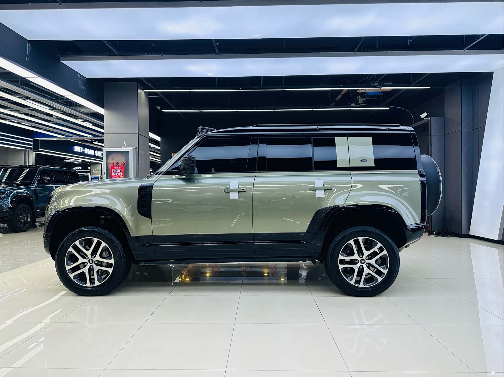 Land Rover Defender, 2023 7