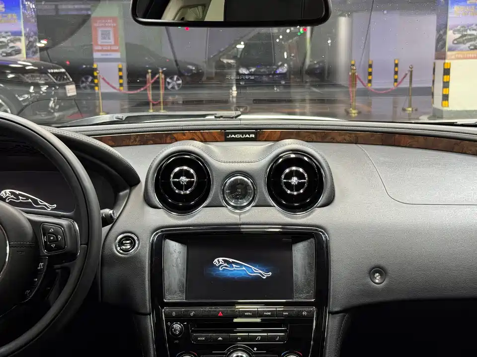 Jaguar XJ Jaguar XJ
