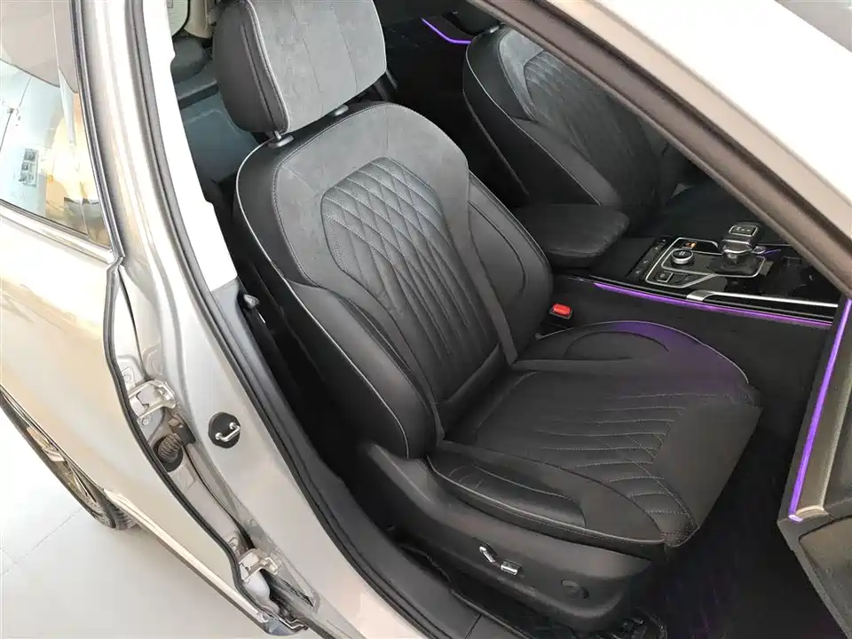 Hongqi HS5