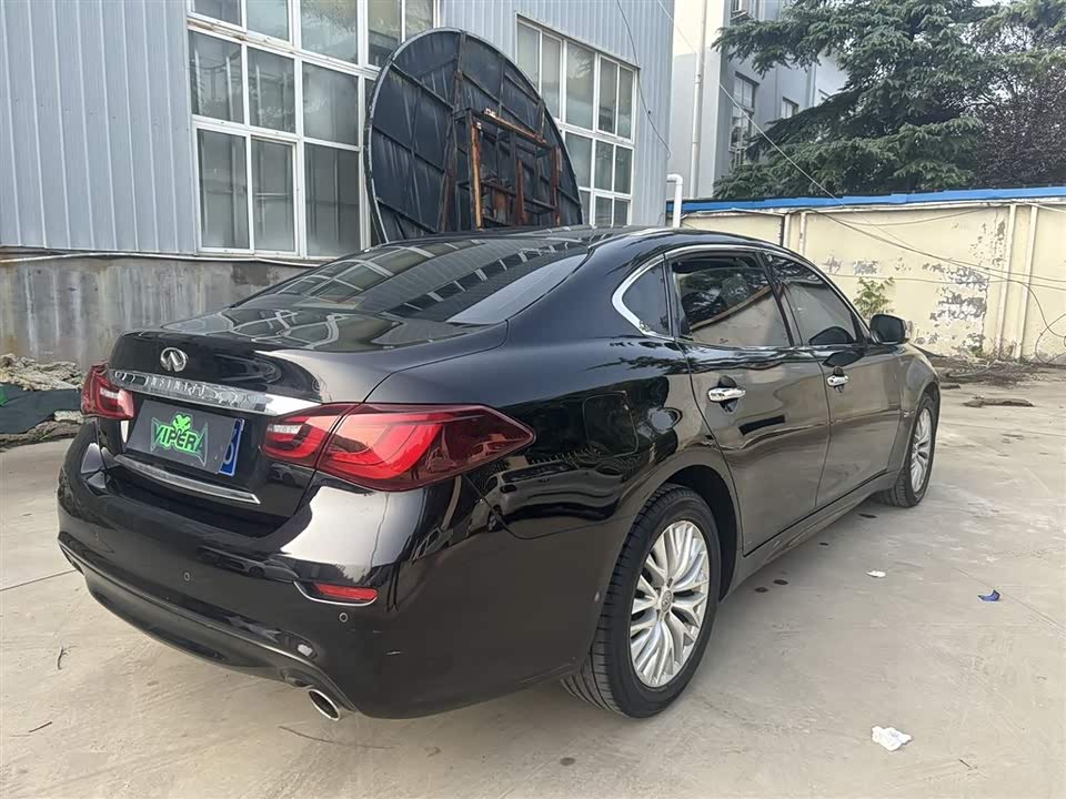 Infiniti Q70
