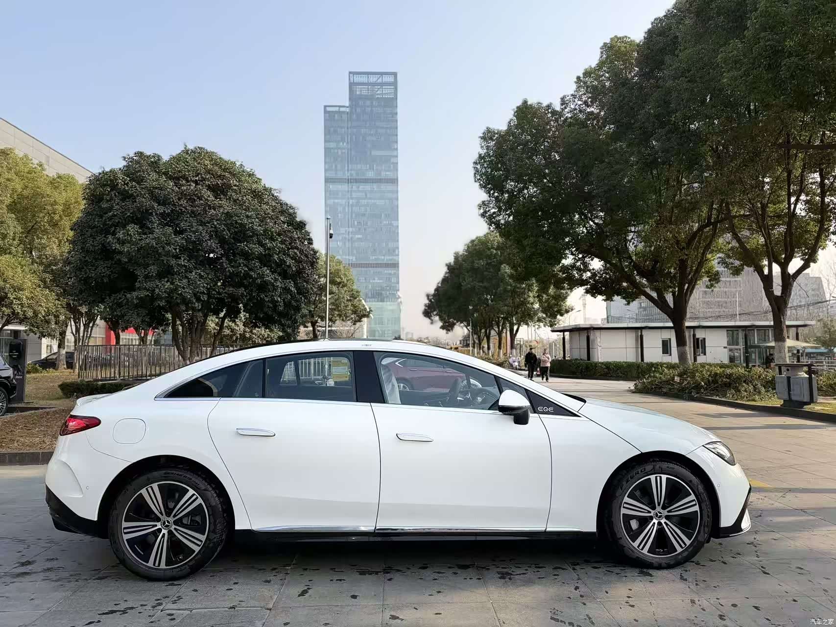 Mercedes-Benz EQE, 2025 4