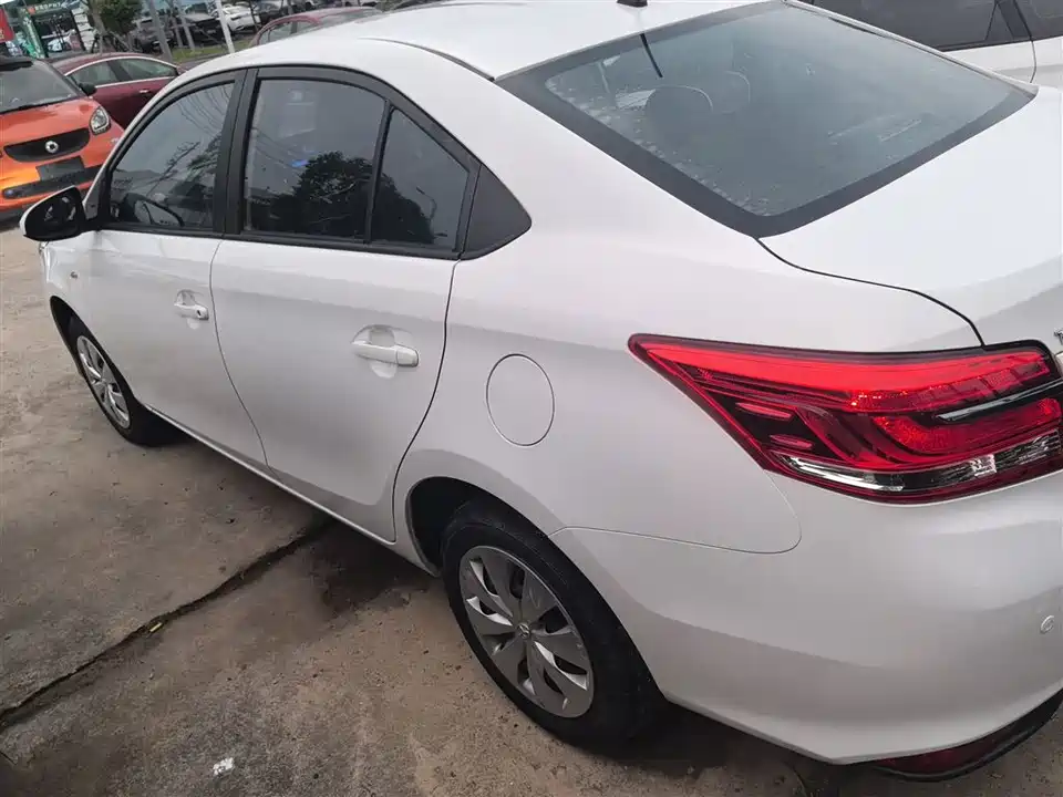 Toyota YARiS L to enjoy