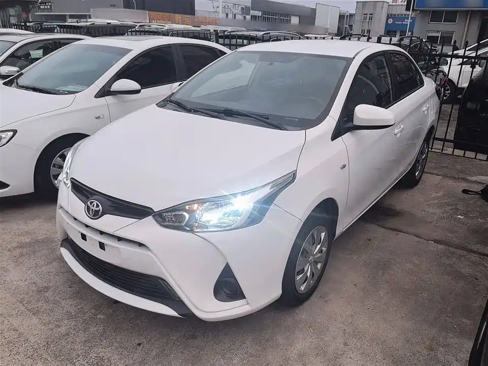 Toyota YARiS L to enjoy