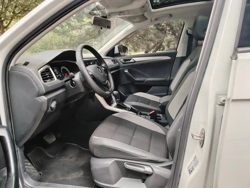 Volkswagen T-ROC exploring Songs