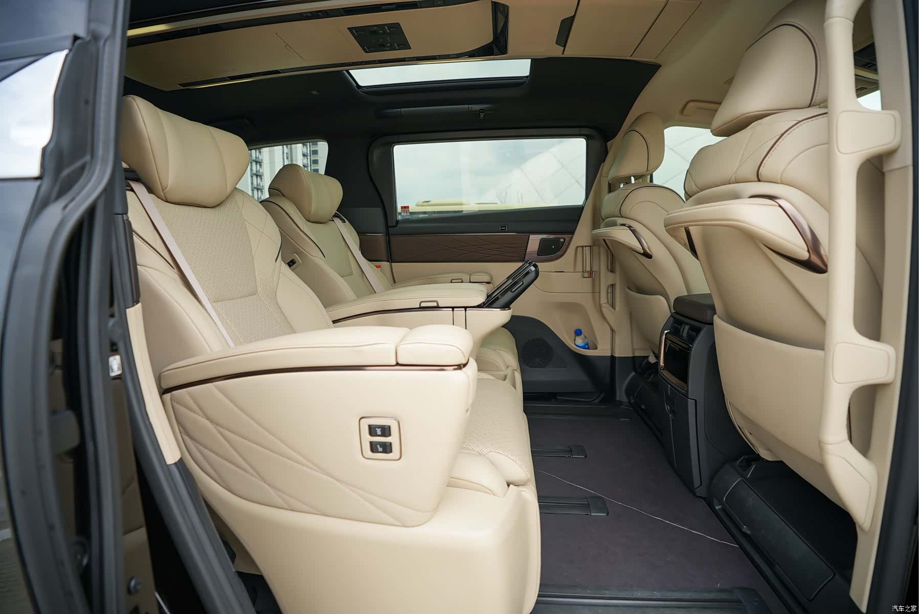 Toyota Alphard, 2023 12