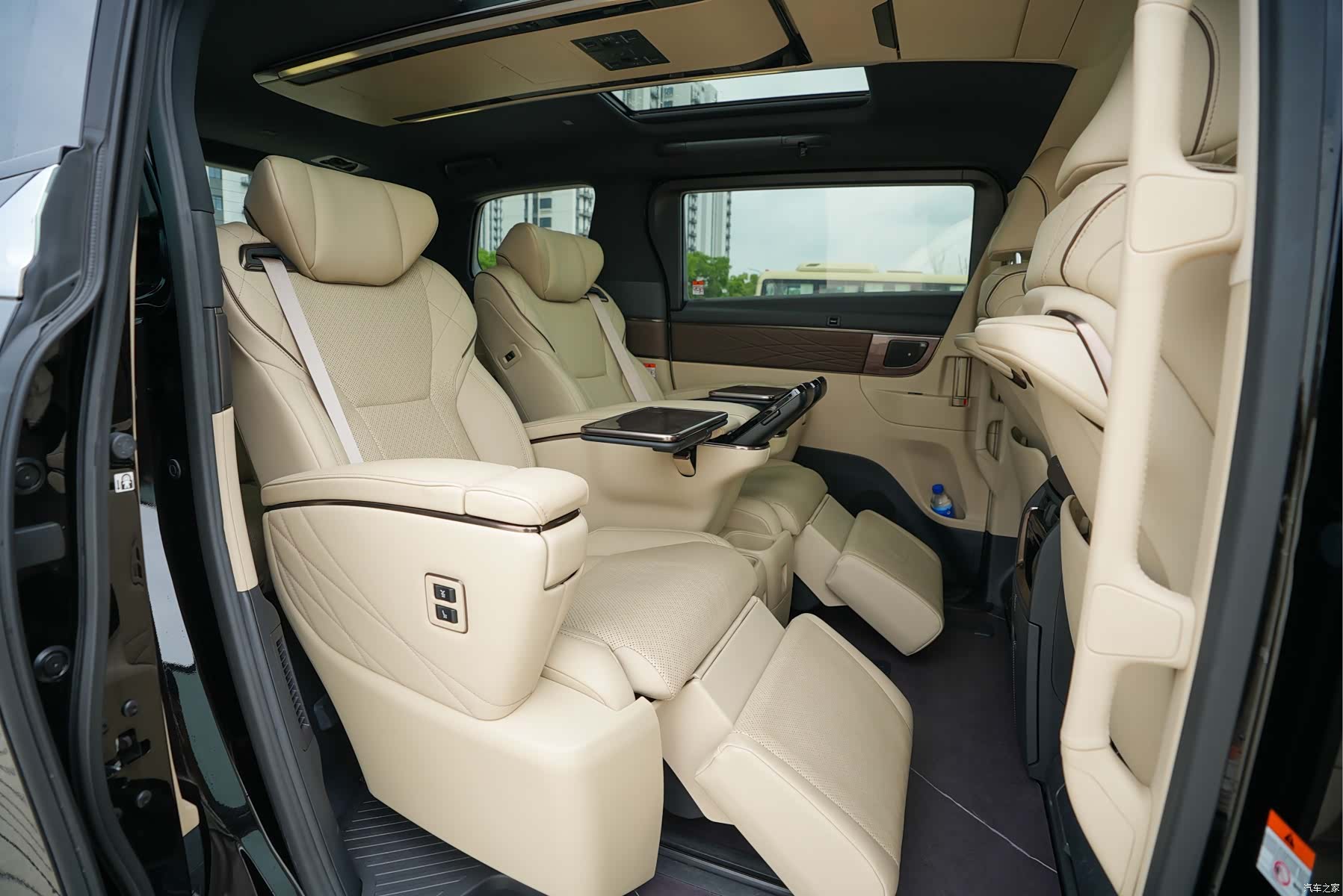 Toyota Alphard, 2023 10
