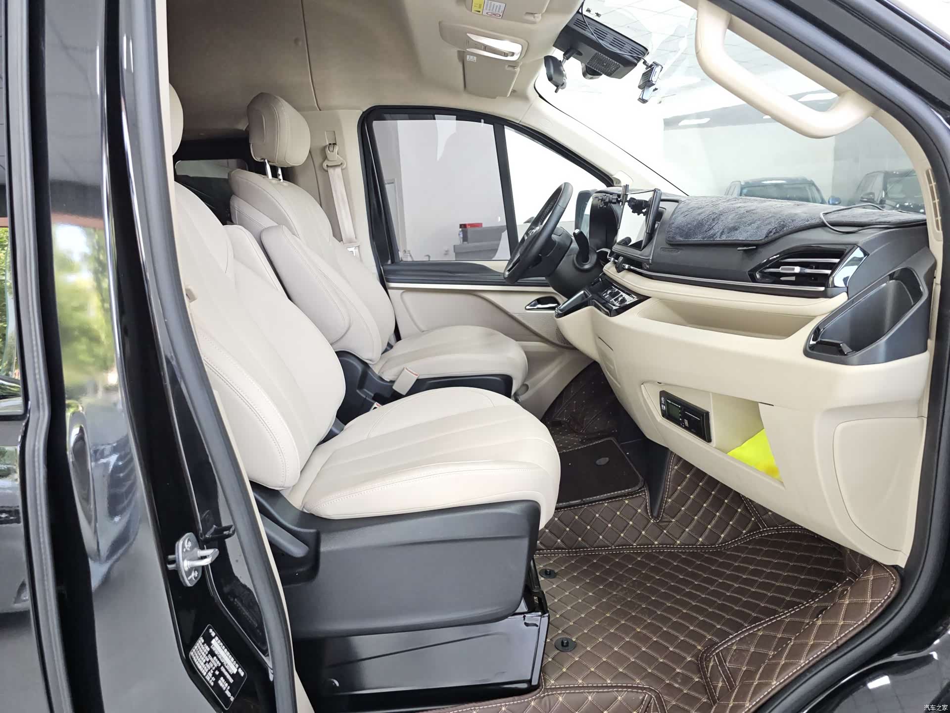 Maxus EV70, 2025 8