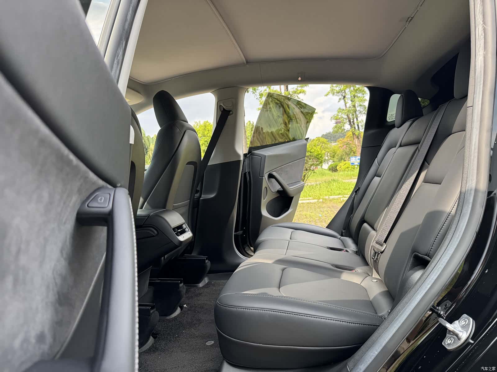 Tesla Model Y, 2023 15