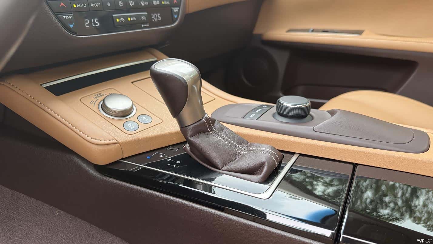 Lexus ES, 2016 10