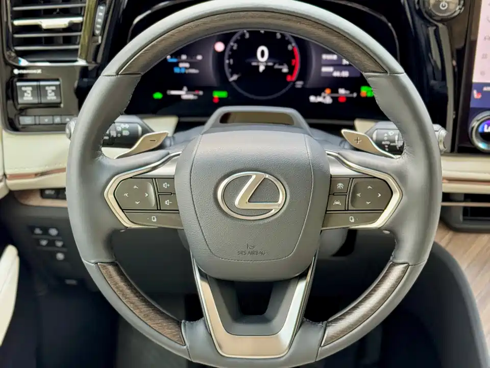 Lexus LM