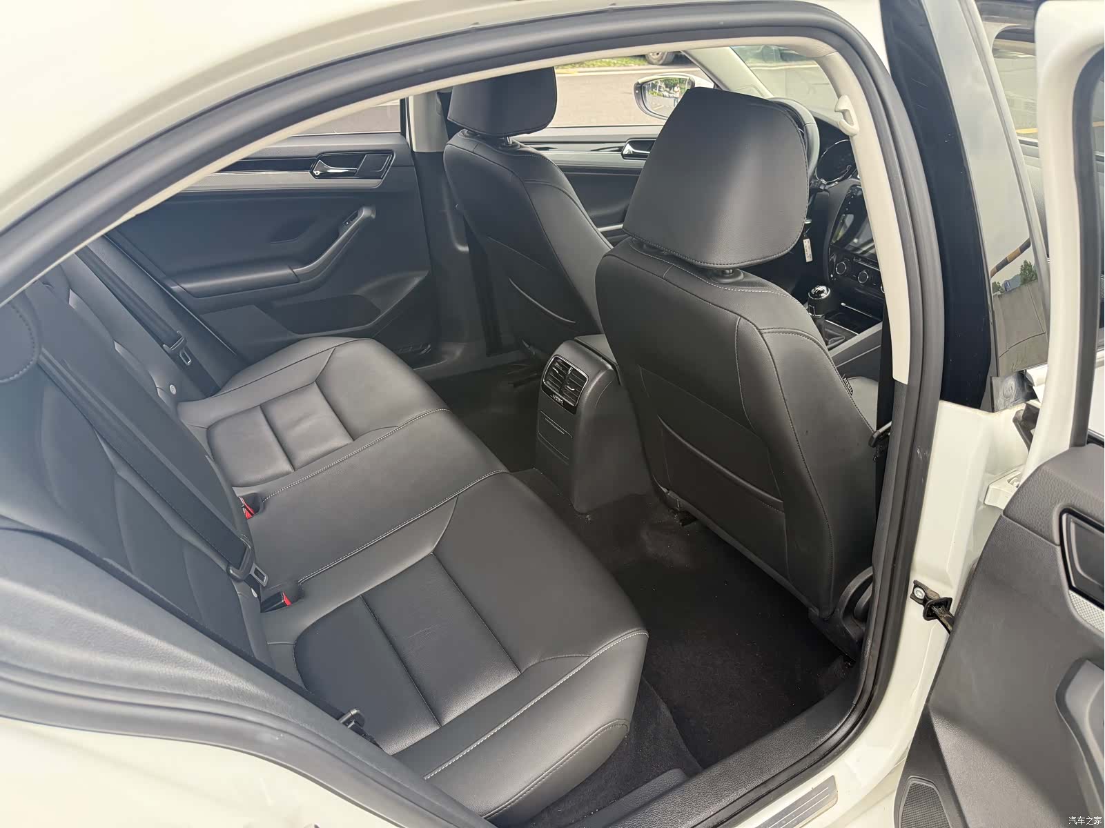 Volkswagen Sagitar, 2016 11