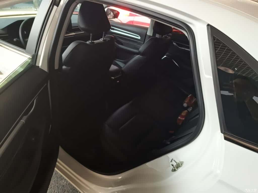 Geely Emgrand, 2022 17