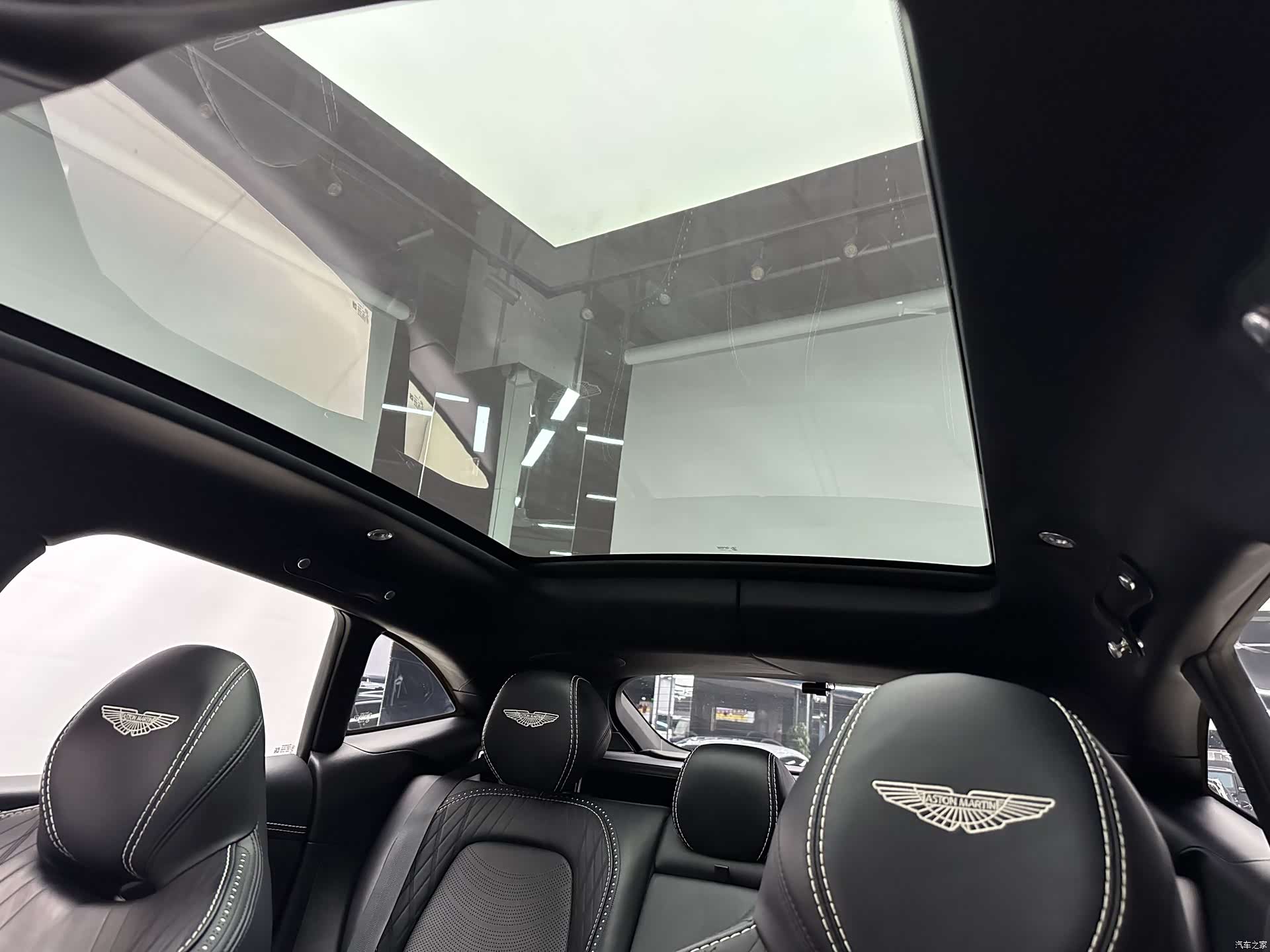 Aston Martin DBX, 2022 18