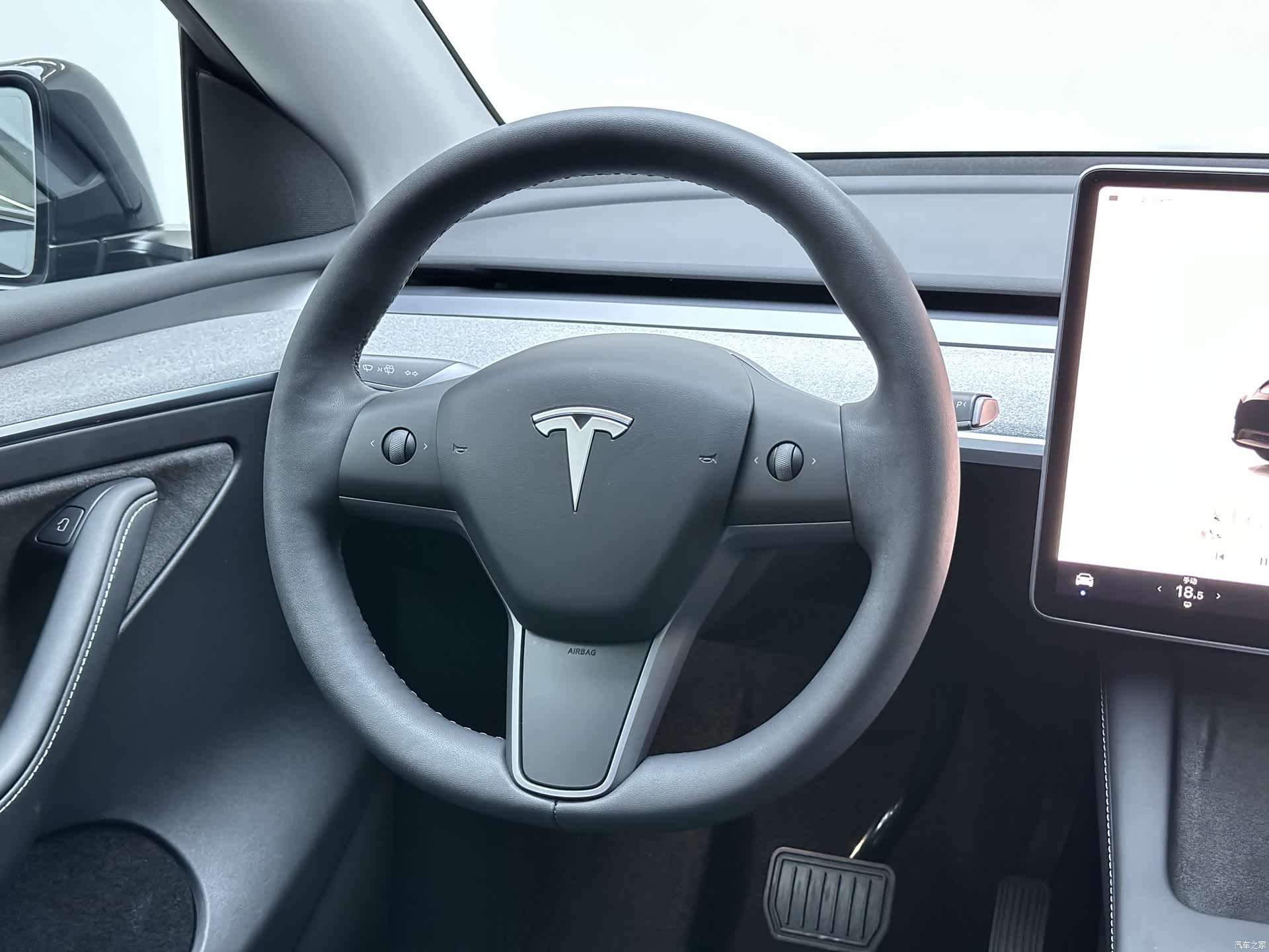 Tesla Model Y, 2023 18