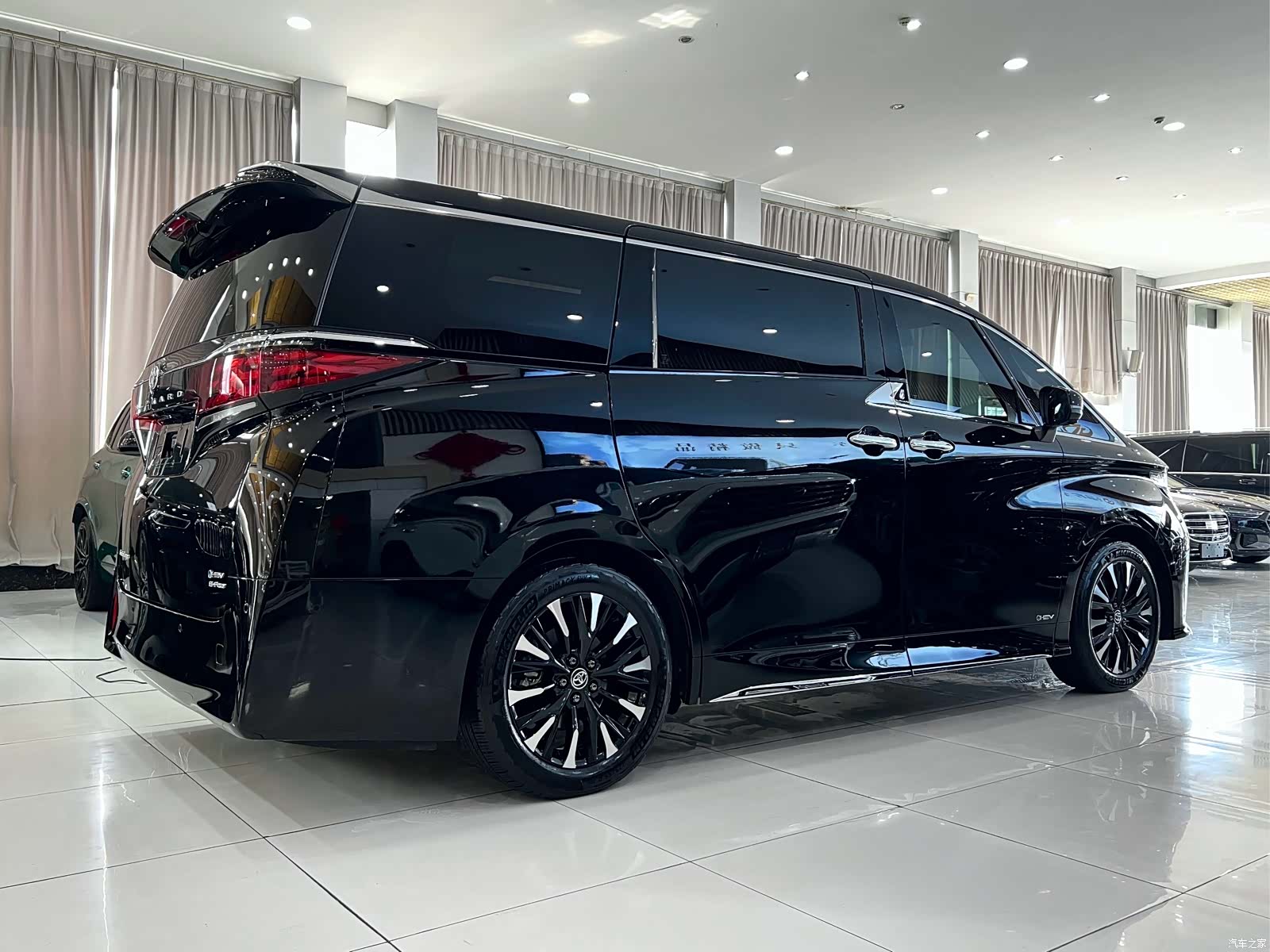 Toyota Alphard, 2025 4
