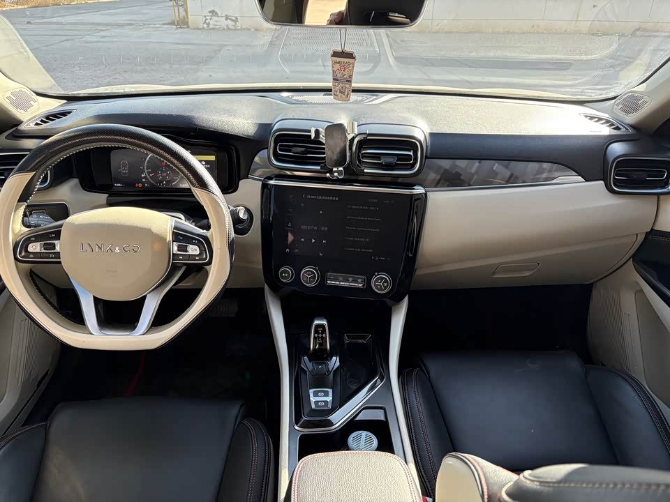 Lynk & Co 02