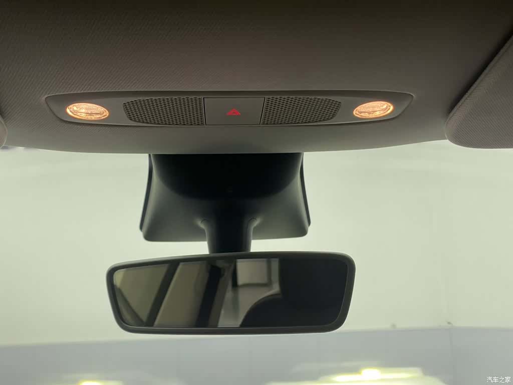Tesla Model Y, 2024 28