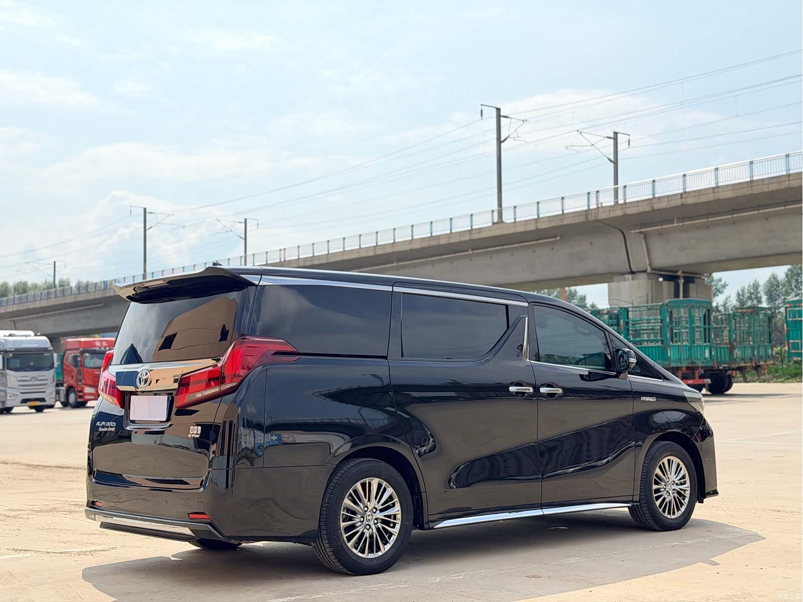 Toyota Alphard, 2023 11