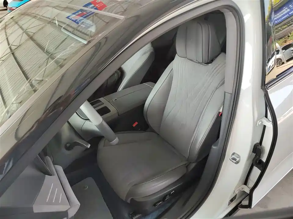 VOYAH Lantu chasing light