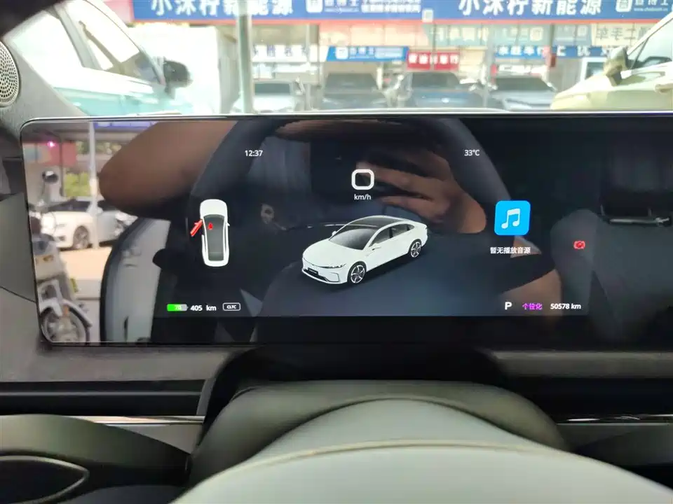 VOYAH Lantu chasing light