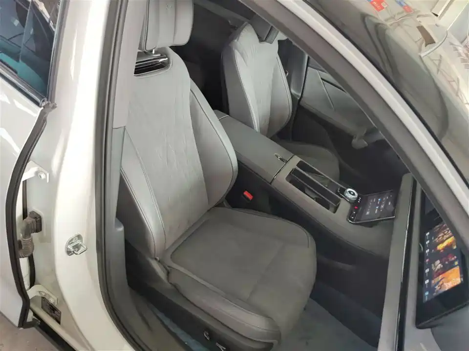 VOYAH Lantu chasing light