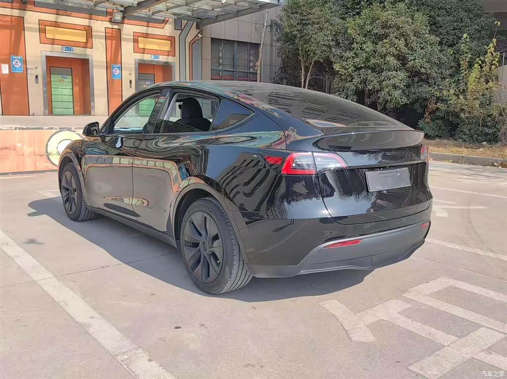 Tesla Model Y, 2024 16