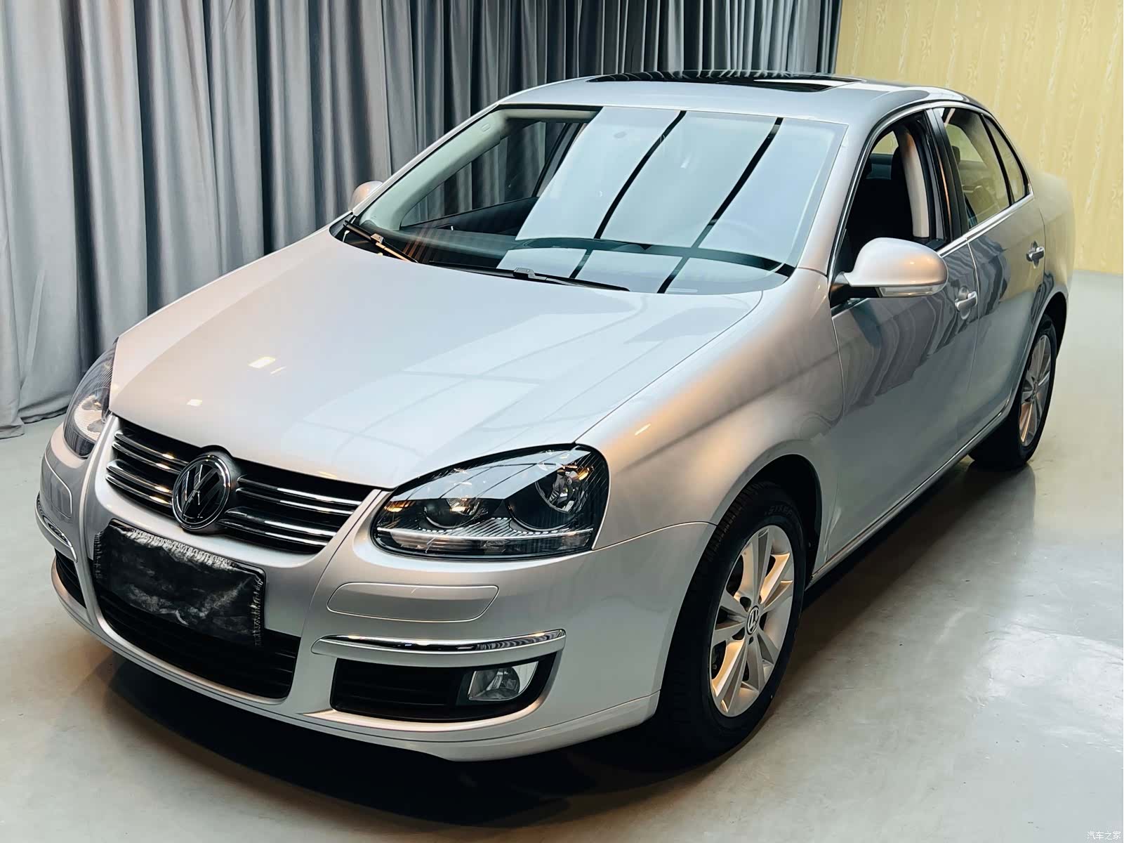 Volkswagen Sagitar, 2011 1