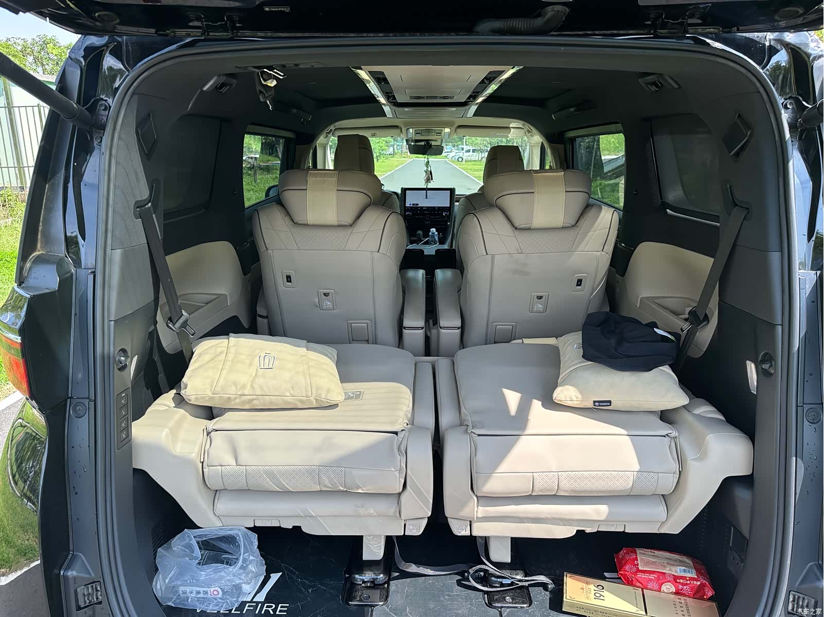 Toyota Alphard, 2024 12