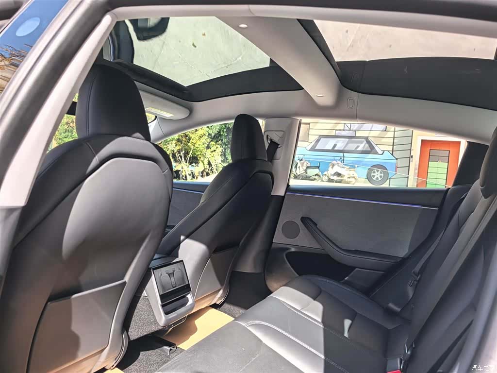 Tesla Model 3, 2025 8