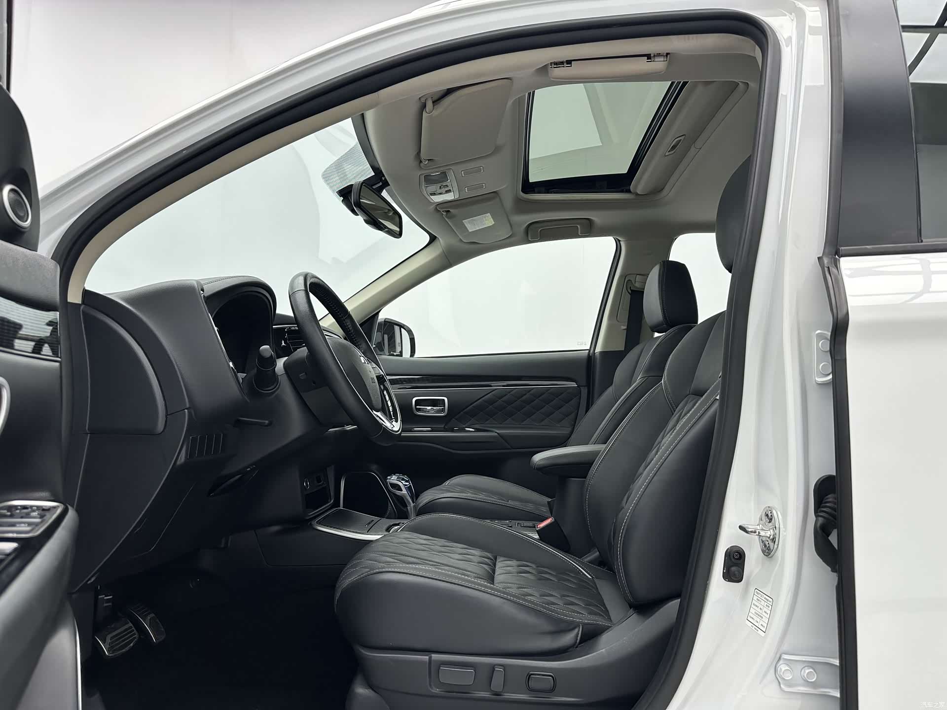 Mitsubishi Outlander, 2022 все фото