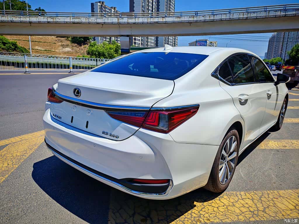 Lexus ES, 2019 все фото
