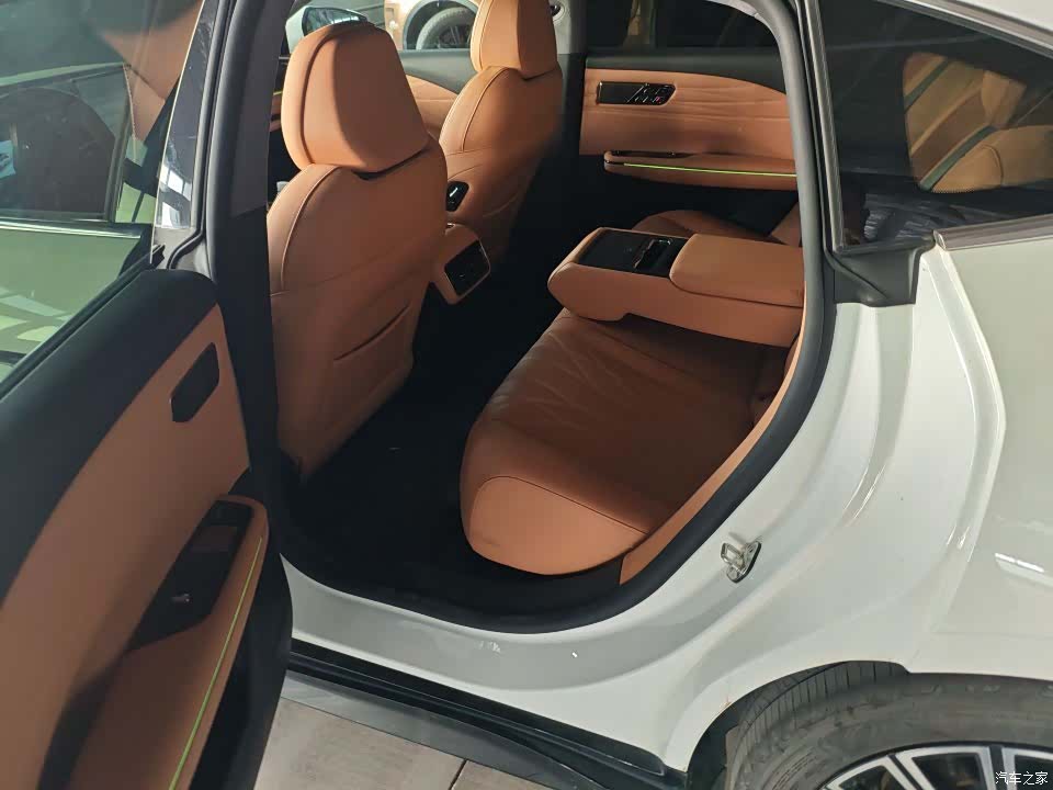 Geely 8, 2025 4