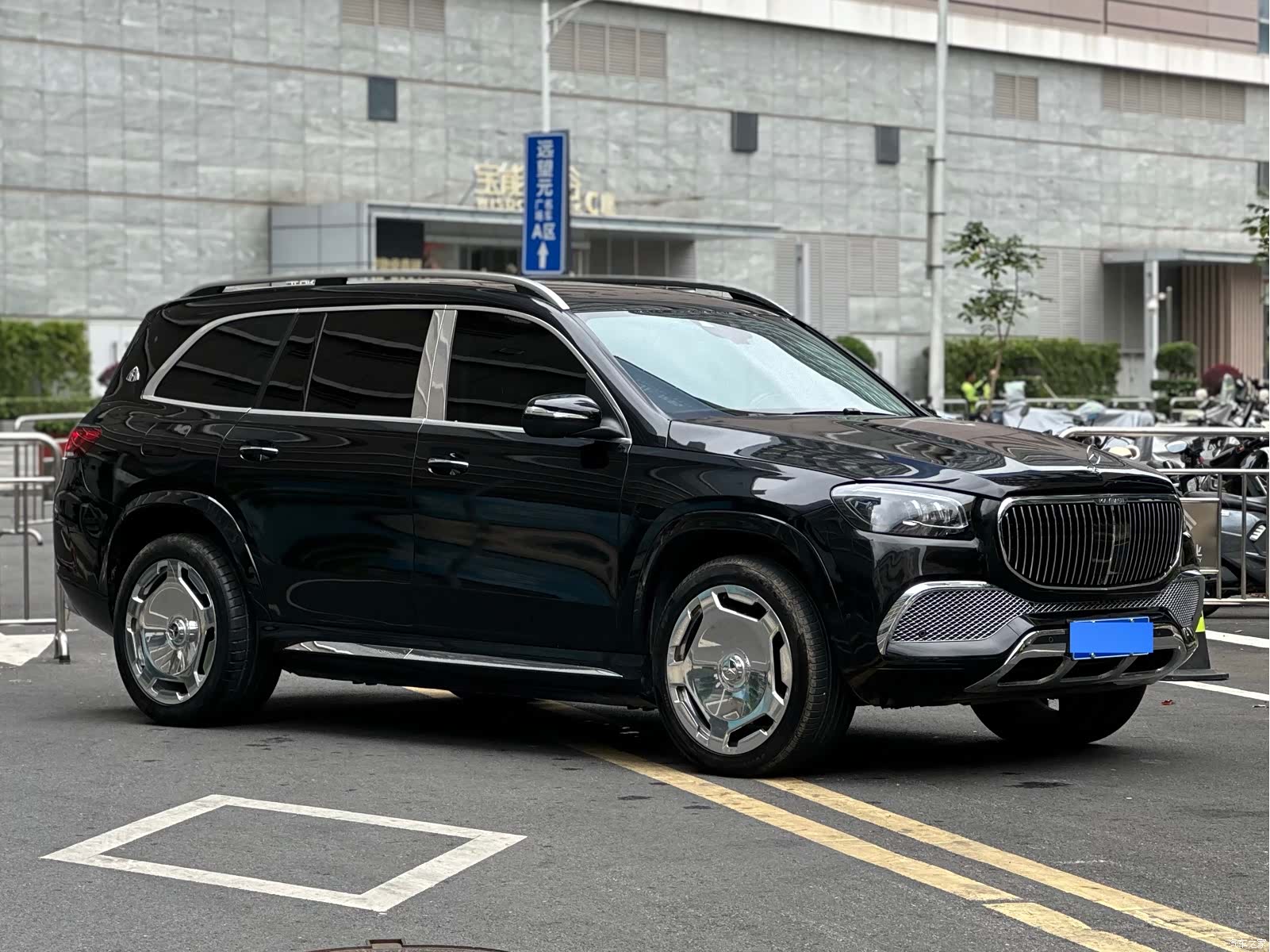 Maybach GLS, 2022 3
