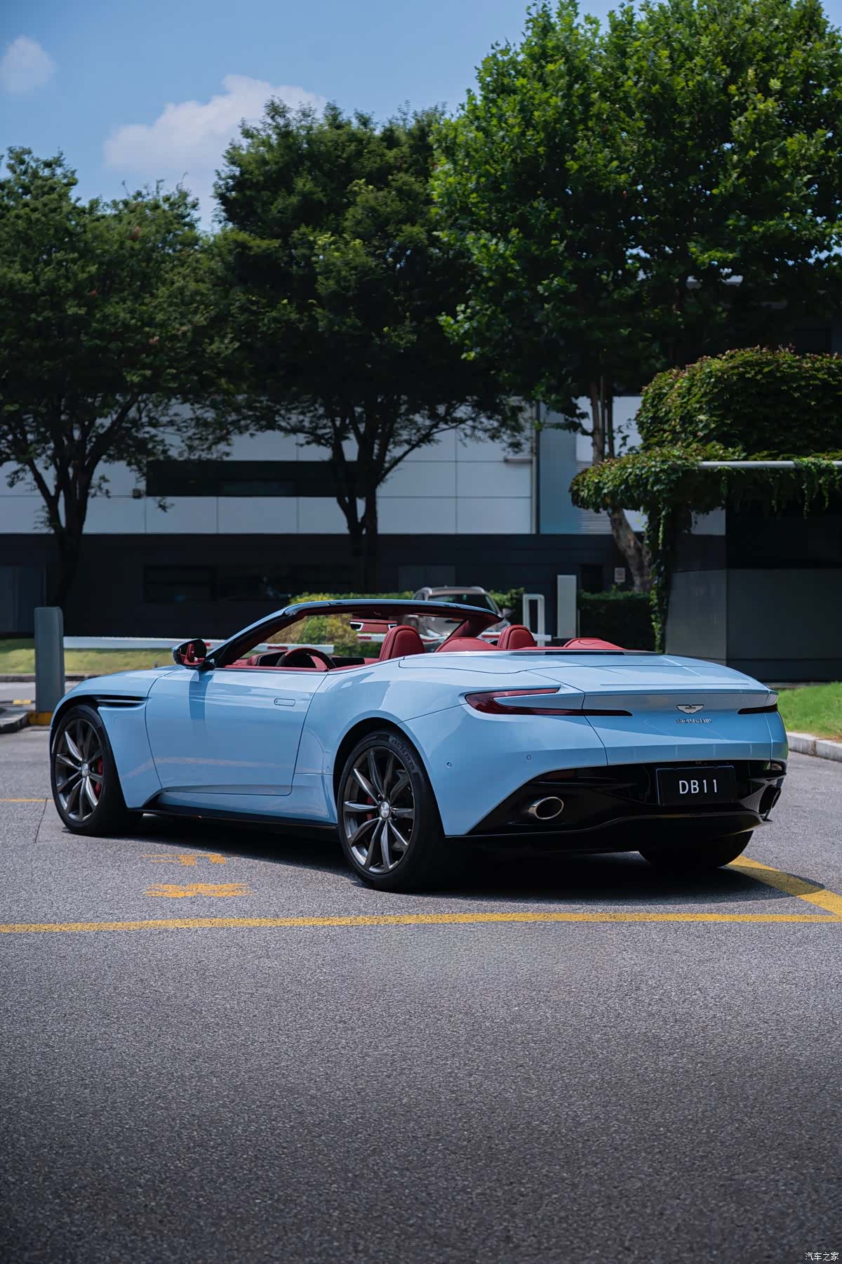 Aston Martin DB11, 2019 все фото