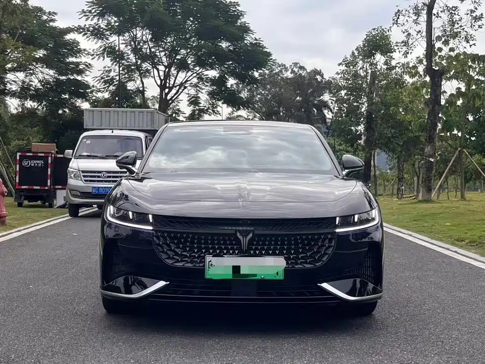 VOYAH Lantu chasing light