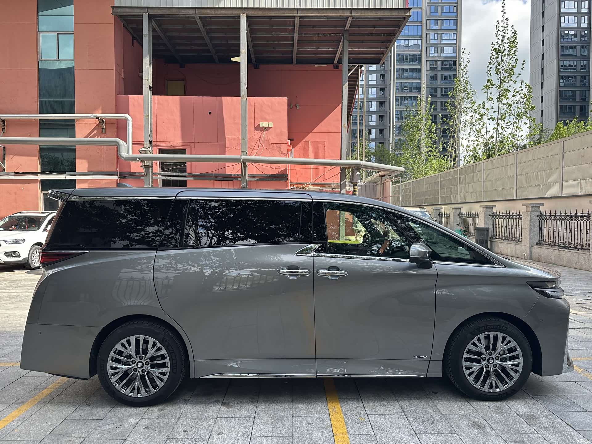 Toyota Vellfire, 2026 12