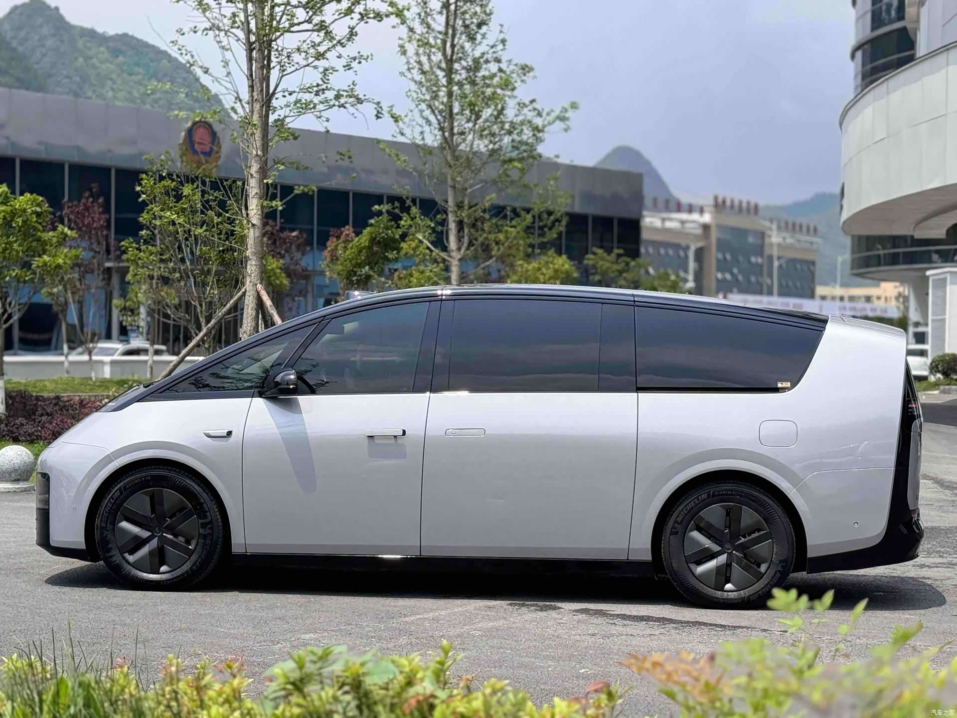 Li Auto MEGA, 2025 4