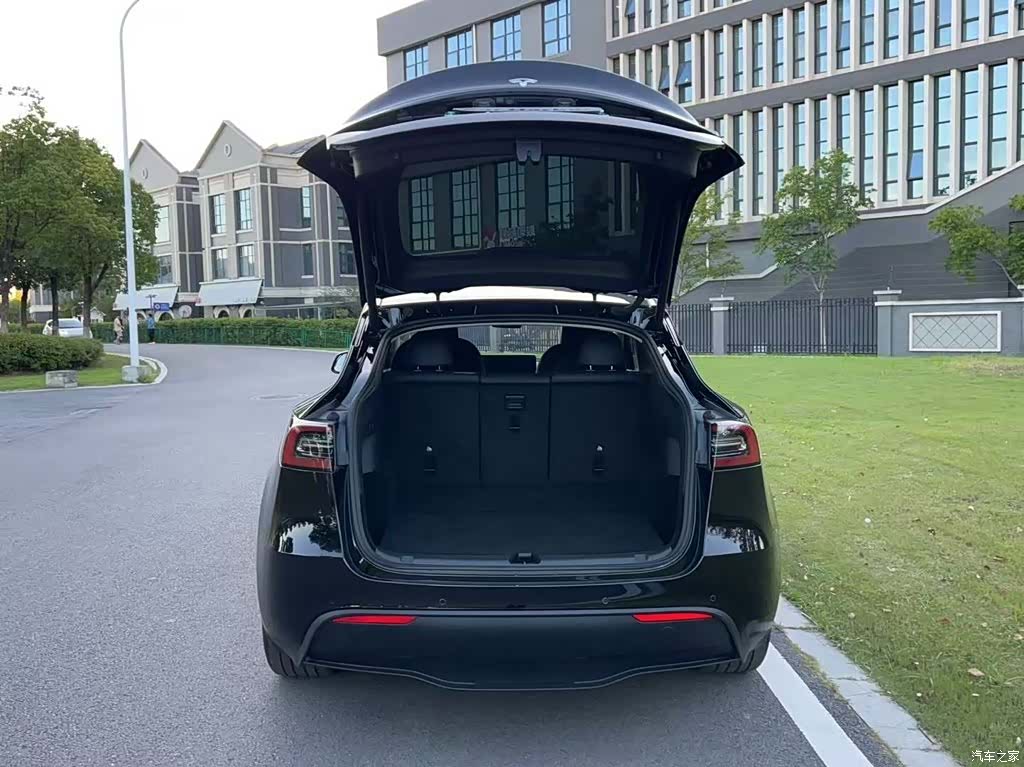 Tesla Model Y, 2023 9