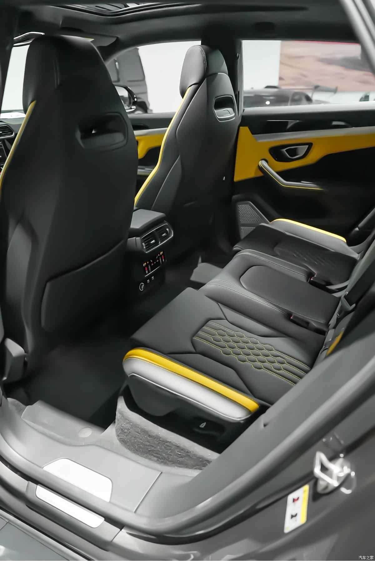 Lamborghini Urus, 2024 14