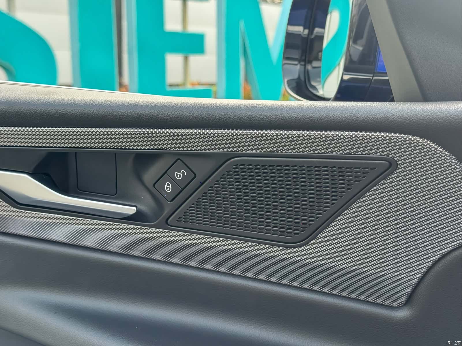 Land Rover XEL, 2021 15