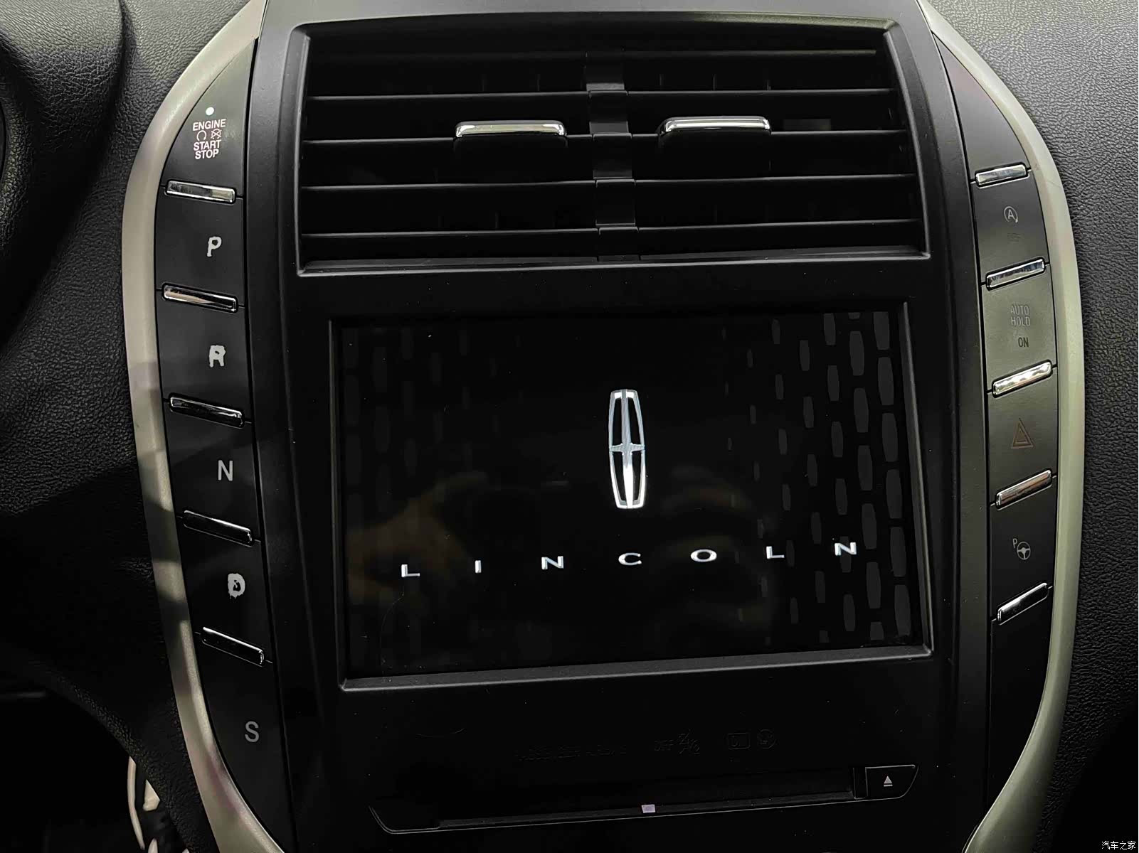Lincoln MKC, 2017 13