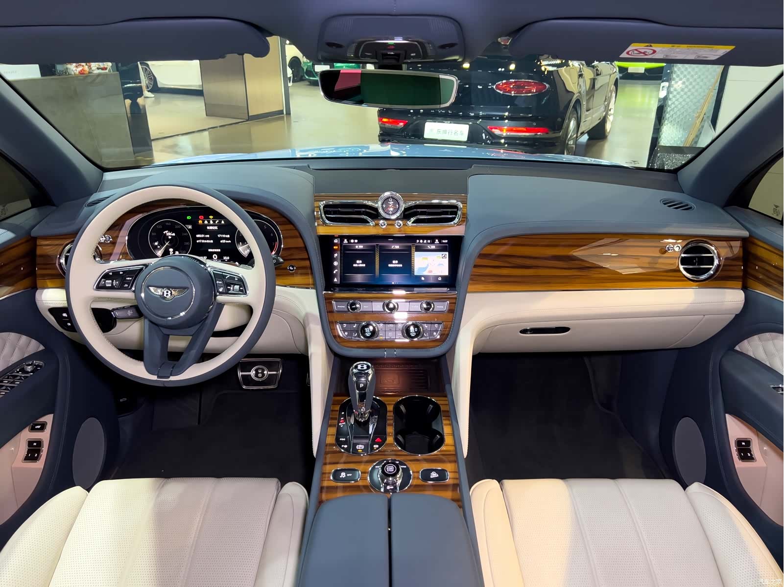 Bentley Bentayga, 2023 6